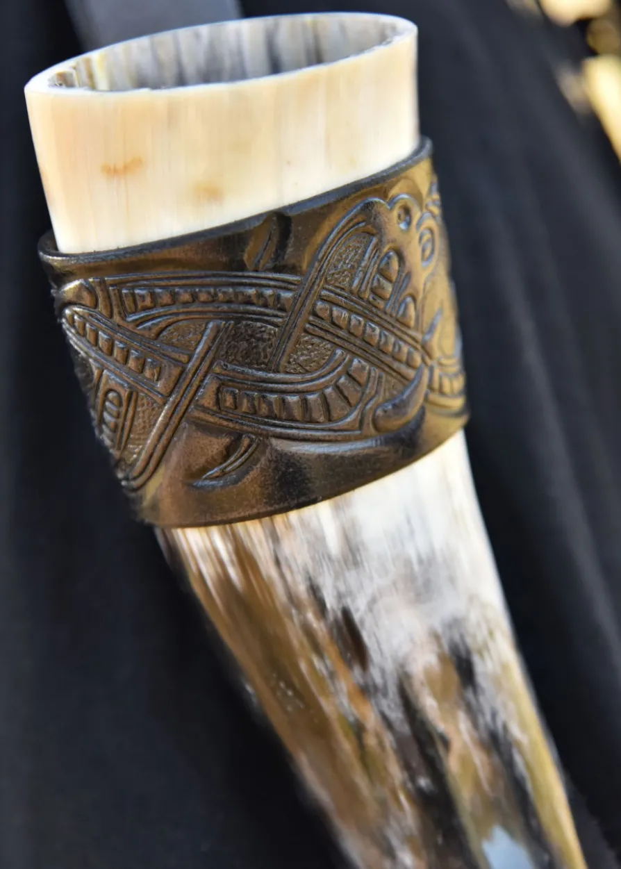 Leder Hornhalter für Trinkhorn, geprägter Drache, Jelling-Stil, dunkelbraun