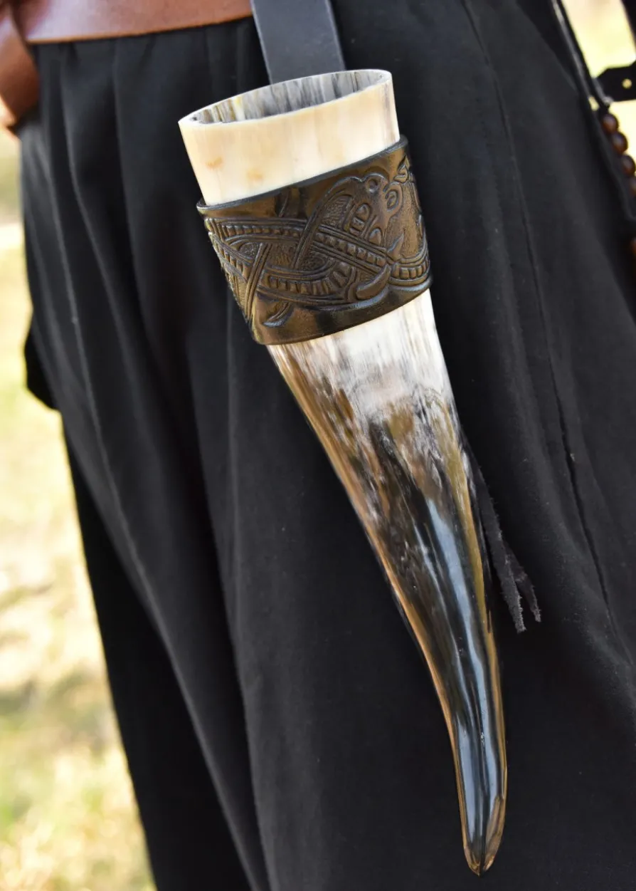 Leder Hornhalter für Trinkhorn, geprägter Drache, Jelling-Stil, dunkelbraun
