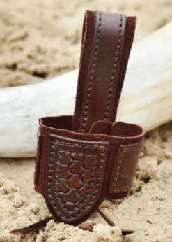 Leder Hornhalter für Trinkhorn mit Prägung und Wildleder, dunkelbraun