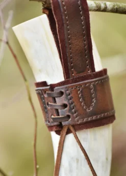 Leder Hornhalter für Trinkhorn mit Prägung und Wildleder, dunkelbraun
