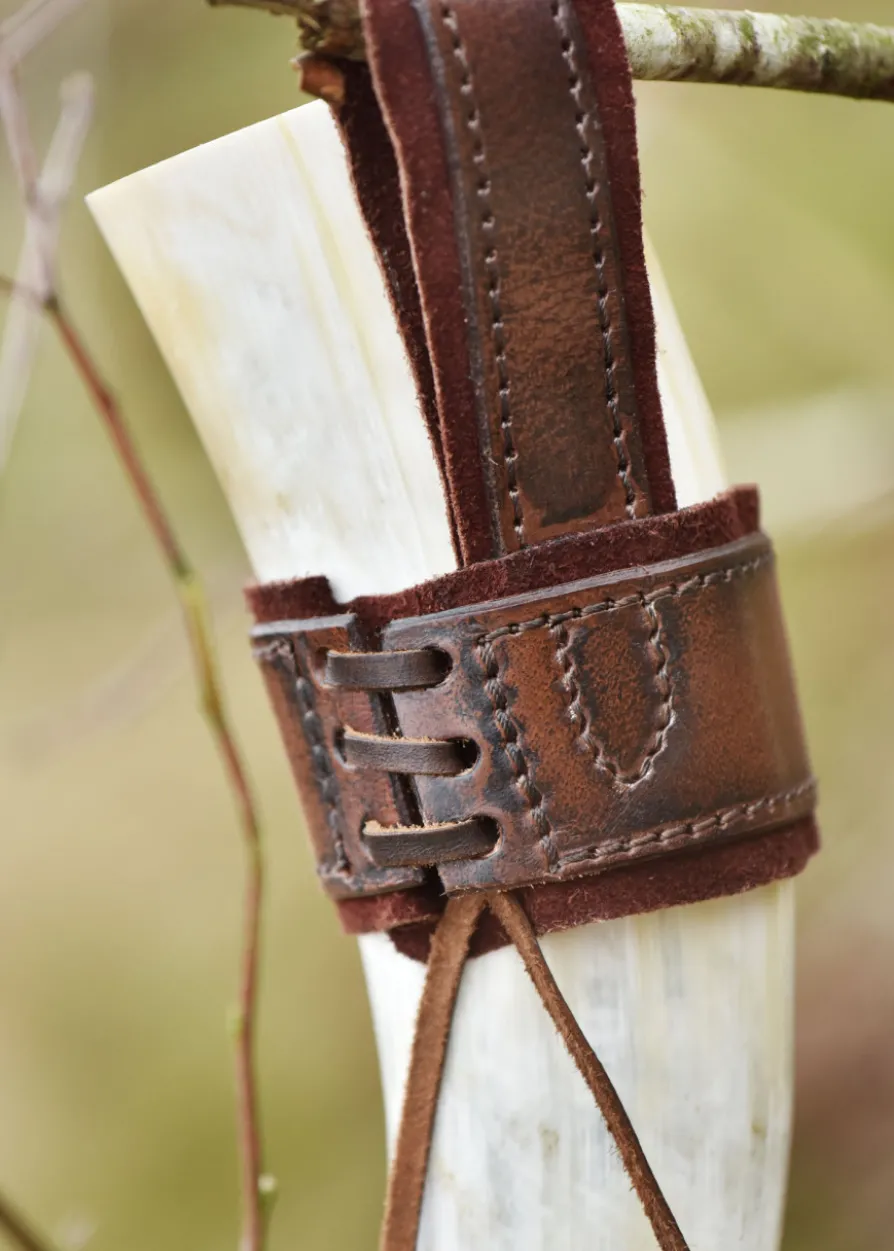 Leder Hornhalter für Trinkhorn mit Prägung und Wildleder, dunkelbraun
