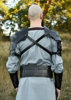 Leder Schulterschutz Balor mit Metalldetails, schwarz