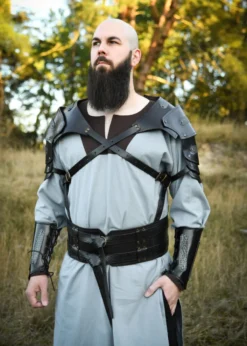 Leder Schulterschutz Balor mit Metalldetails, schwarz