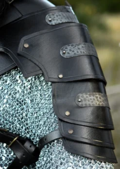 Leder Schulterschutz Balor mit Metalldetails, schwarz