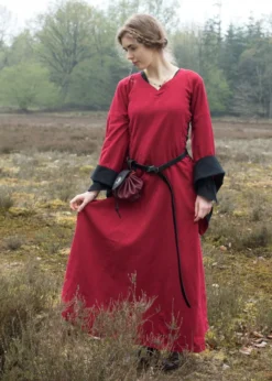 Mittelalterkleid mit Höllenfenstern, Bliaut Amal, rot/schwarz