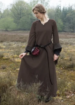 Mittelalterkleid mit Höllenfenstern, Bliaut Amal, braun