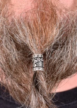 Mittelalterliche Bartperle mit Runen und Triskele aus Silber