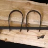 Mittelalterliche Handschellen aus Stahl mit kleinem Vorhängeschloss