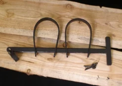 Mittelalterliche Handschellen aus Stahl mit kleinem Vorhängeschloss