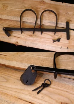 Mittelalterliche Handschellen aus Stahl mit kleinem Vorhängeschloss
