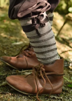 Mittelalterliche Kinderschuhe mit Schnürverschluss
