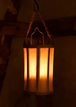 Mittelalterliche Laterne aus Holz und Rohhaut (Pergament)