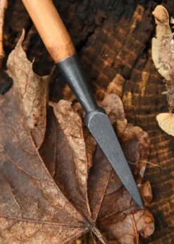 Mittelalterlicher Armbrustpfeil mit geschmiedeter Bodkinspitze