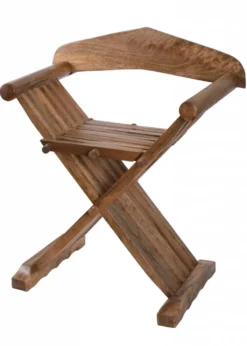 Mittelalterlicher Scherenstuhl mit Rückenlehne
