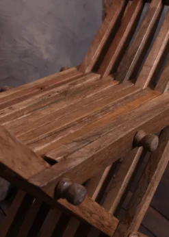 Mittelalterlicher Scherenstuhl mit Rückenlehne