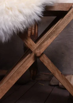 Mittelalterlicher Scherenstuhl mit Rückenlehne