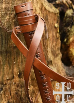 Mittelalterliche Schwertscheide aus Leder mit Gürtel
