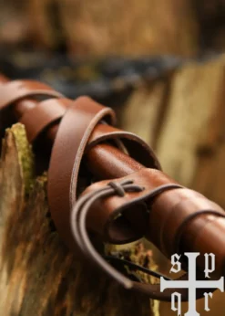 Mittelalterliche Schwertscheide aus Leder mit Gürtel