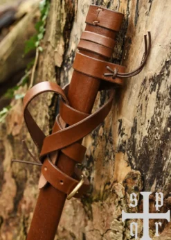 Mittelalterliche Schwertscheide aus Leder mit Gürtel