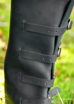 Mittelalterliche Stiefel mit Schnallen, schwarz