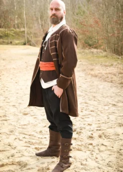 Mittelalterliche Stiefel mit Schnallen, braun