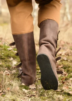 Mittelalterliche Stiefel mit Schnallen, braun