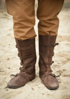 Mittelalterliche Stiefel mit Schnallen, braun