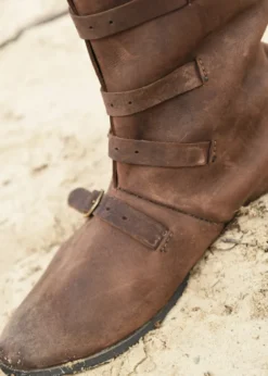Mittelalterliche Stiefel mit Schnallen, braun