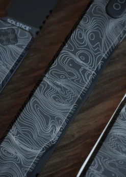 Ocaso Knives SOLSTICE ENGRAVED TITANIUM, BLACK, TOPO PATTERN, Taschenmesser
