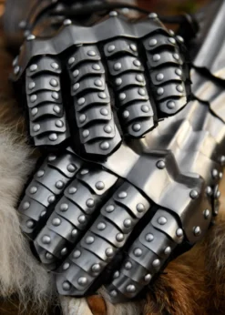 Panzerhandschuhe, blank, vernietet und vernäht