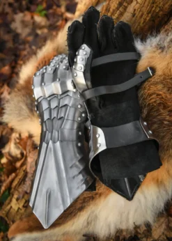 Panzerhandschuhe, blank, vernietet und vernäht