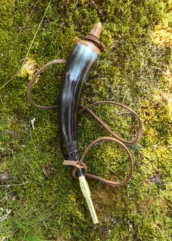 Pulverhorn mit Absperrhahn aus Messing und Lederband