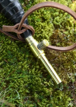 Pulverhorn mit Absperrhahn aus Messing und Lederband
