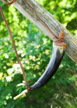 Pulverhorn mit Absperrhahn aus Messing und Lederband