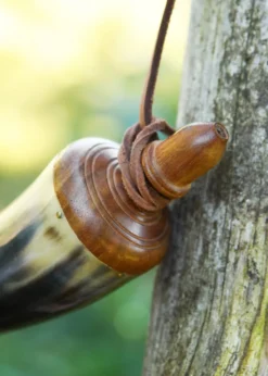 Pulverhorn mit Absperrhahn aus Messing und Lederband