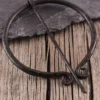 Ringfibel, rund, einfach eingerollt, handgeschmiedet