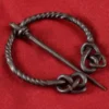 Ringfibel, tordiert, vierfach eingerollt, handgeschmiedet