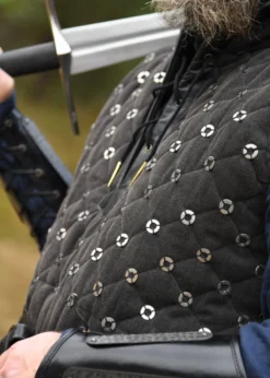 Ärmelloser Gambeson mit handgefertigen Details, schwarz