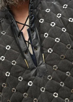 Ärmelloser Gambeson mit handgefertigen Details, schwarz