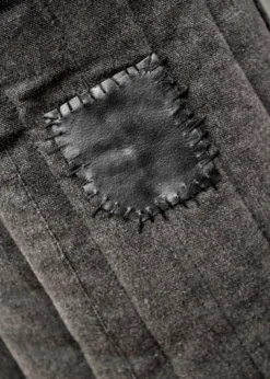 Ärmelloser Gambeson mit handgefertigen Details, schwarz