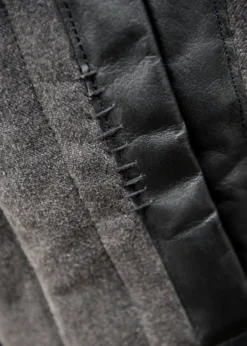 Ärmelloser Gambeson mit handgefertigen Details, schwarz