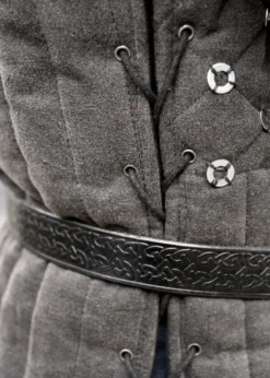 Ärmelloser Gambeson mit handgefertigen Details, schwarz