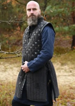 Ärmelloser Gambeson mit handgefertigen Details, schwarz