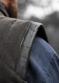 Ärmelloser Gambeson mit handgefertigen Details, schwarz