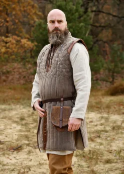 Ärmelloser Gambeson mit handgefertigen Details, braun