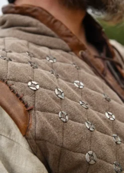Ärmelloser Gambeson mit handgefertigen Details, braun