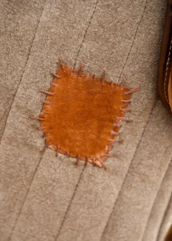 Ärmelloser Gambeson mit handgefertigen Details, braun