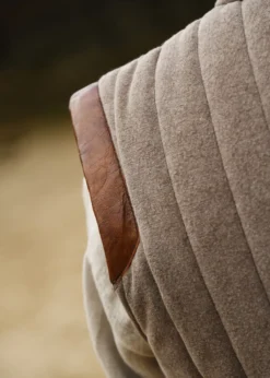 Ärmelloser Gambeson mit handgefertigen Details, braun