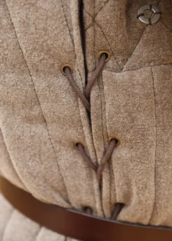 Ärmelloser Gambeson mit handgefertigen Details, braun