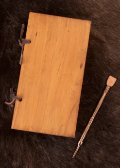 Römische Schreibtafel aus Wachs und Holz mit Bronzestift